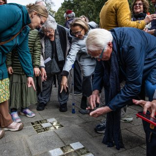 Struikelstenen voor Joodse bewoners Sarphatihuis: ‘Laatste adres waar zij in vrijheid hebben gewoond’