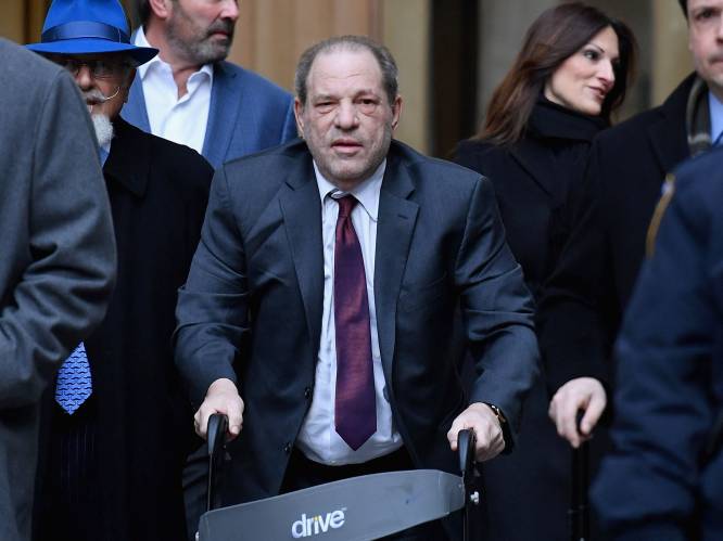 Rechtbank in New York draait veroordeling Harvey Weinstein (72) uit 2020 terug: “Geen eerlijk proces gehad”
