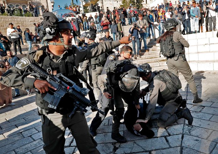 Een Palestijnse demonstrant wordt opgepakt aan de Damascuspoort in Jeruzalem.
