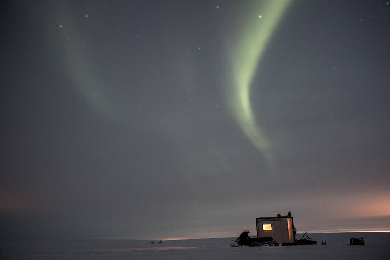Een cabine van een Sami, midden op de toendra van Kautokeino in het noorden van Noorwegen. Beeld Hollandse Hoogte