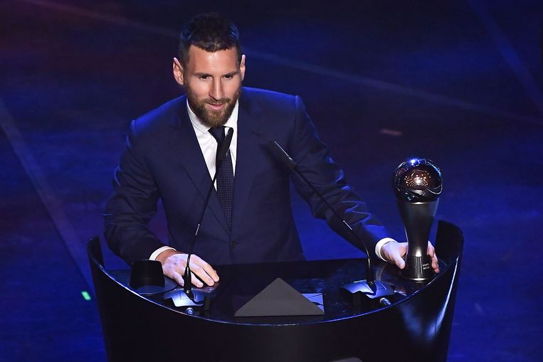 Lionel Messi tijdens de uitreiking van de trofee. Beeld AFP