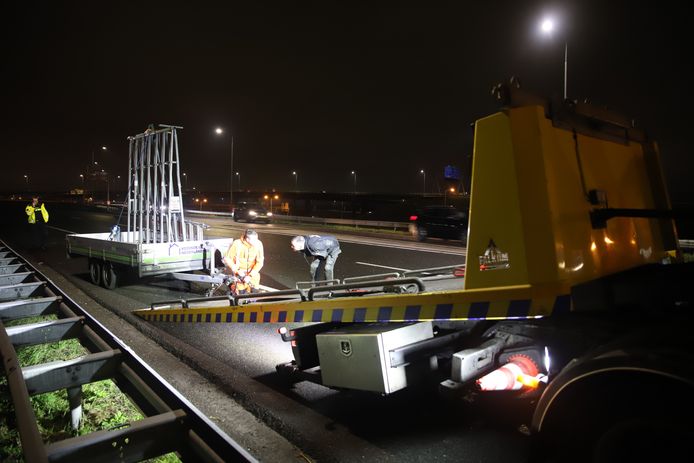 De aanhanger van de raammonteur wordt getrokken door Rijkswaterstaat.