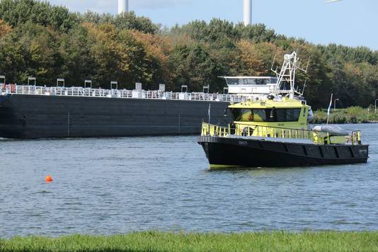 De politie heeft een boei in het Schelde-Rijnkanaal geplaatst.
