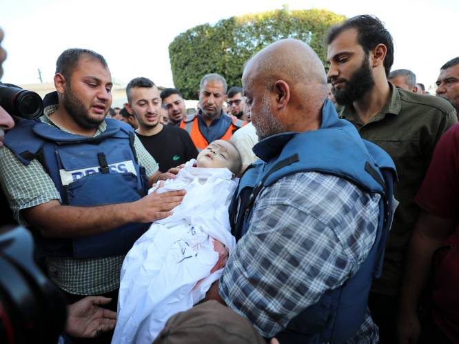 Tragische beelden: journalist verneemt tijdens het werk dat zijn gezin omgekomen is door Israëlische luchtaanval
