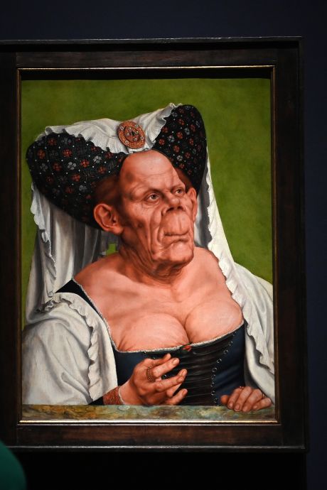 Et si la “Duchesse très laide” n’était pas une femme, mais un homme travesti?