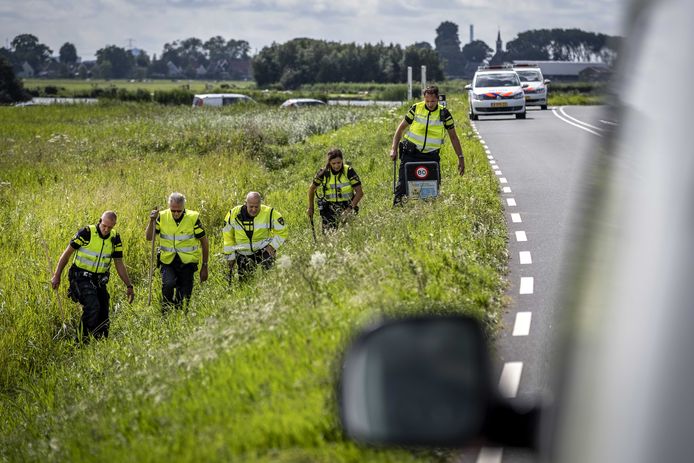 Politie doet onderzoek in de berm op de plek waar een meisje van 14 jaar uit Marken is gevonden langs de dijk tussen Monnickendam en Marken.