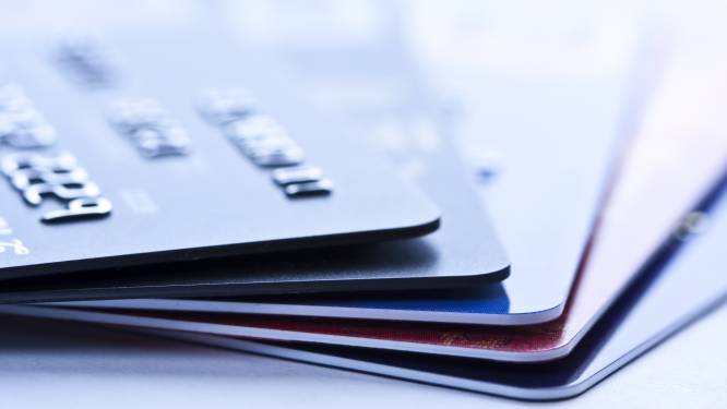 Rucphenaar is drie Eindhovense helpdeskfraudeurs te slim af, bankpassen en grote som geld gevonden in auto
