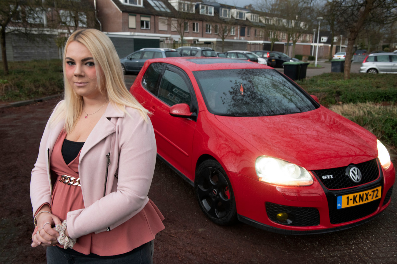 Melissa met haar Golf GTI.