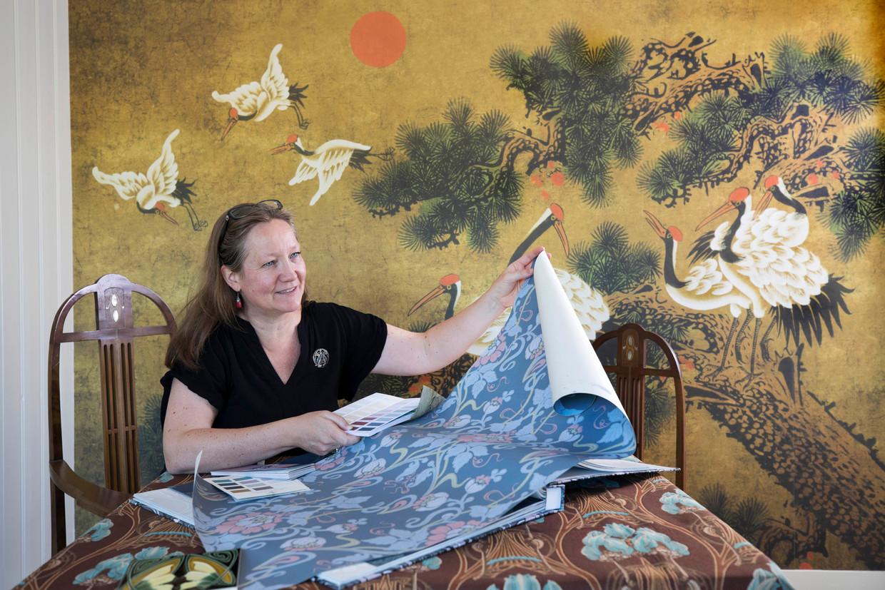 Zzp'er Olga Harmsen uit Dordrecht heeft het nu heel druk. Zij ontwerpt interieur in de stijl van Art Nouveau.  Beeld Werry Crone