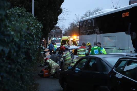 Hulpdiensten aan het werk bij een groot ongeluk in Bussum