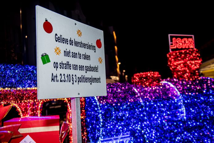 Gelieve de kerstversiering niet aan te raken.