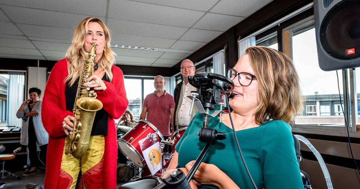 Karin (28) kan haar armen niet bewegen maar speelt wél met Candy Dulfer