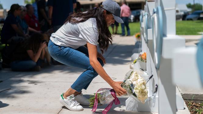 Meghan Markle legt bloemen neer voor overleden kinderen van schietpartij