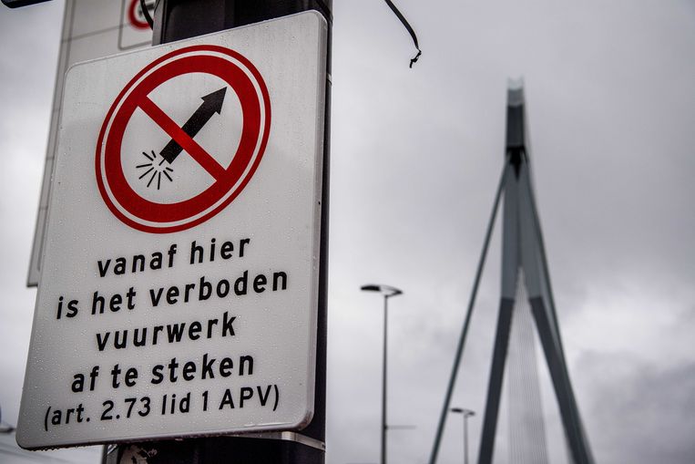 Waarschuwingsborden voor vuurwerkvrije zones op diversen plekken in Rotterdam.  Beeld Nederlandse Freelancers