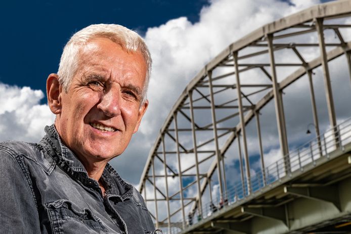 Hans Fettelaar, terug in Deventer, nadat hij in Cambodja de liefde vond, een nieuw leven opbouwde en een boek schreef over de roerige geschiedenis van het land.