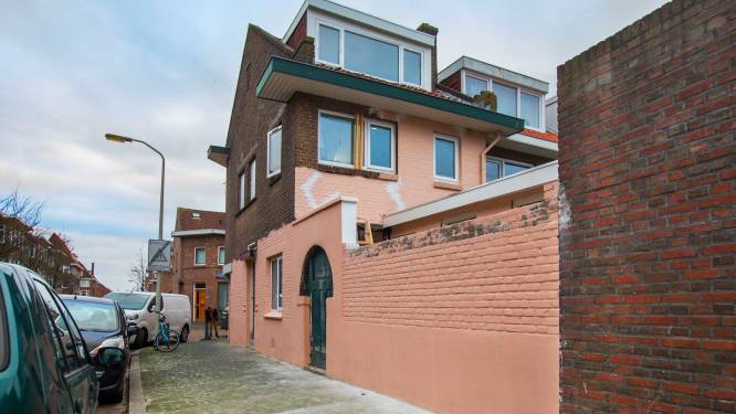 Buren schrikken zich rot na plots verkleurd huis: ‘Dit is een aanfluiting voor de wijk’