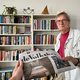 Gidi Heesakkers bezorgt de krant na bij Gerard Herbers voor wie een ontbijt zonder krant geen ontbijt is