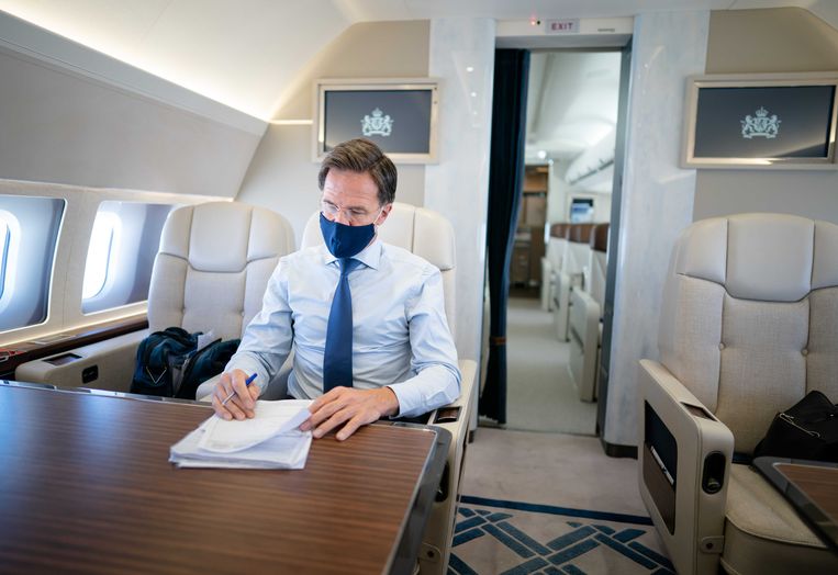 Minister-president Mark Rutte in het regeringsvliegtuig. Beeld ANP