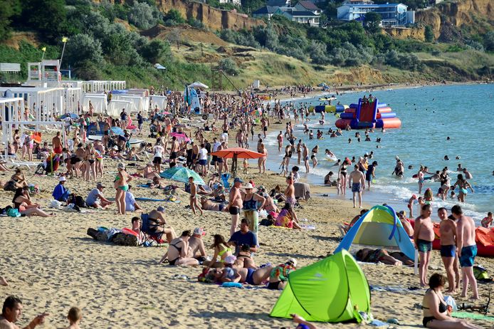 De Zwarte Zee in Sevastopol, de grootste stad van de Krim. Beeld van juli 2022.