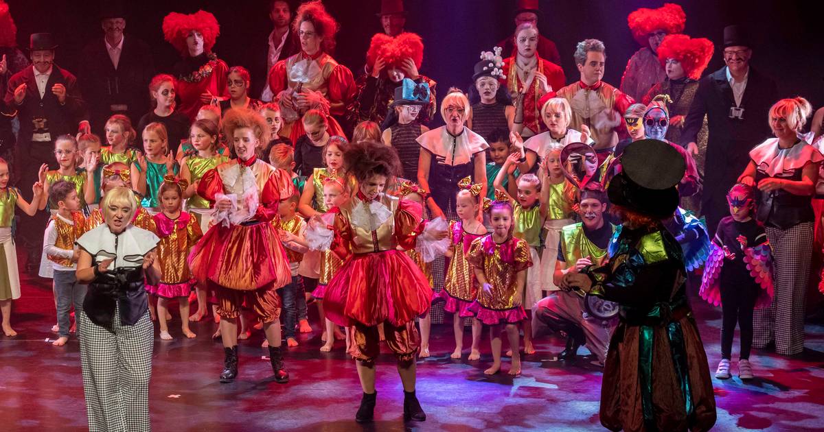 Magische Alice in Wonderland op het podium van theater de Maagd Bergen op Zoom AD.nl