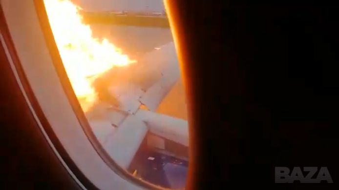 Enkele passagiers hebben gefilmd hoe het toestel al brandend de noodlanding inzet.