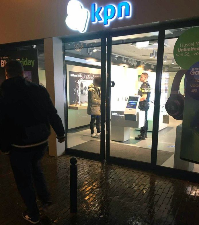 De politie was aanwezig in de KPN winkel aan de Gasthuisstraat in Gorinchem om te horen wat er is gebeurd.