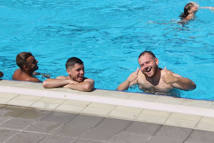 Gezellig Druk In Openluchtzwembad Op Warmste Dag Van Het Jaar Izegem Hlnbe 0464