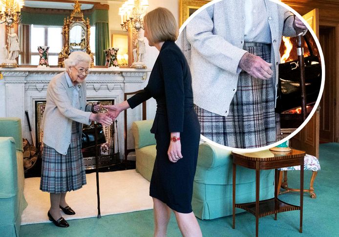 De Queen verschijnt met 'gekneuse, paarse handen'