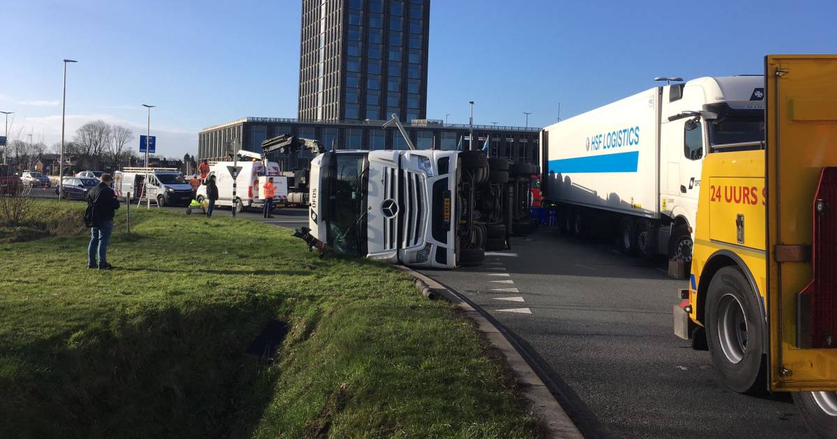 Verkeerschaos Nijmegen: opruimen gekantelde vrachtwagen met varkensvlees duurt nog uren.