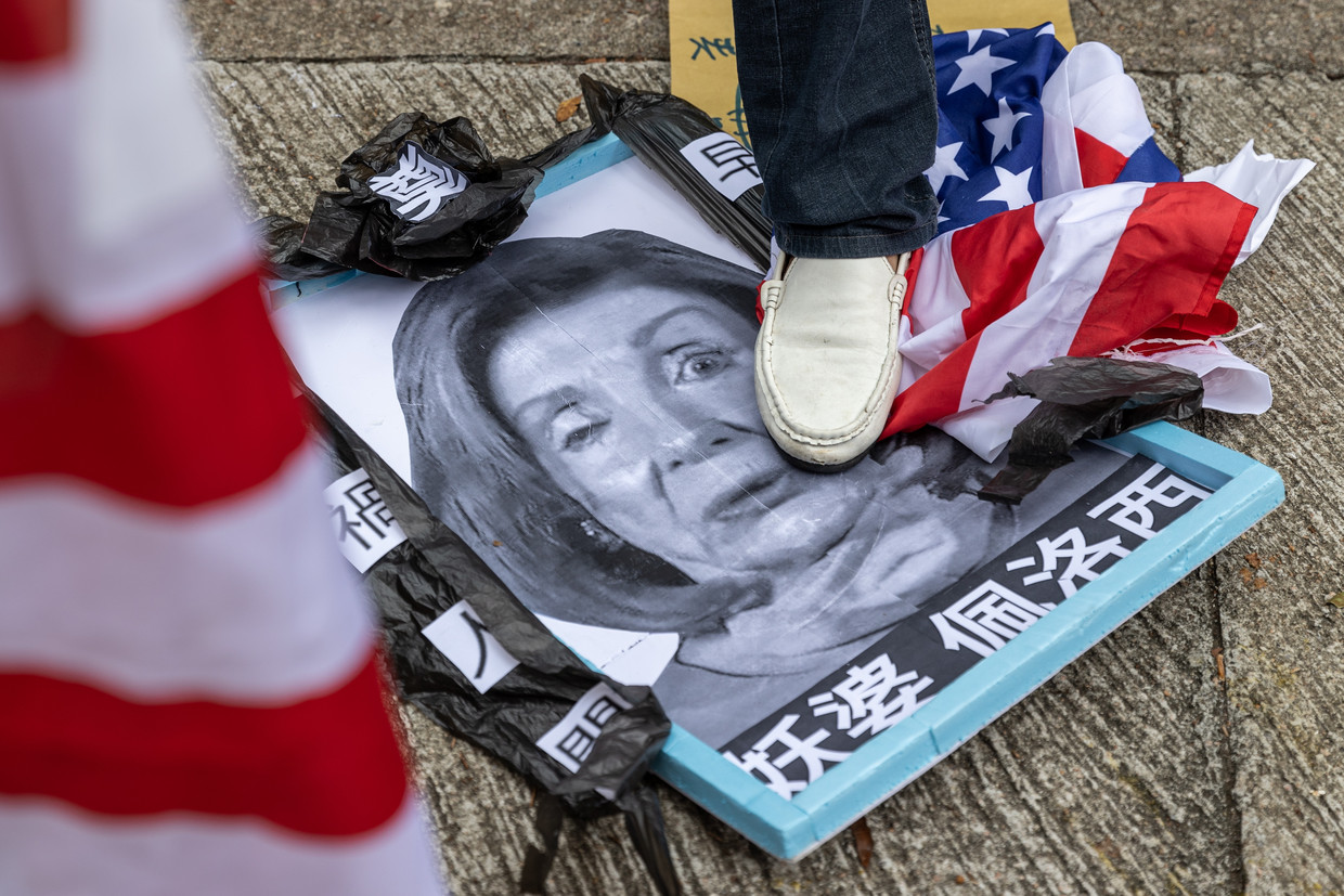 Chinese betogers in Hongkong vertrappen een beeld van de Amerikaanse toppoliticus Nancy Pelosi als protest tegen haar bezoek aan Taiwan. Beeld ANP / EPA
