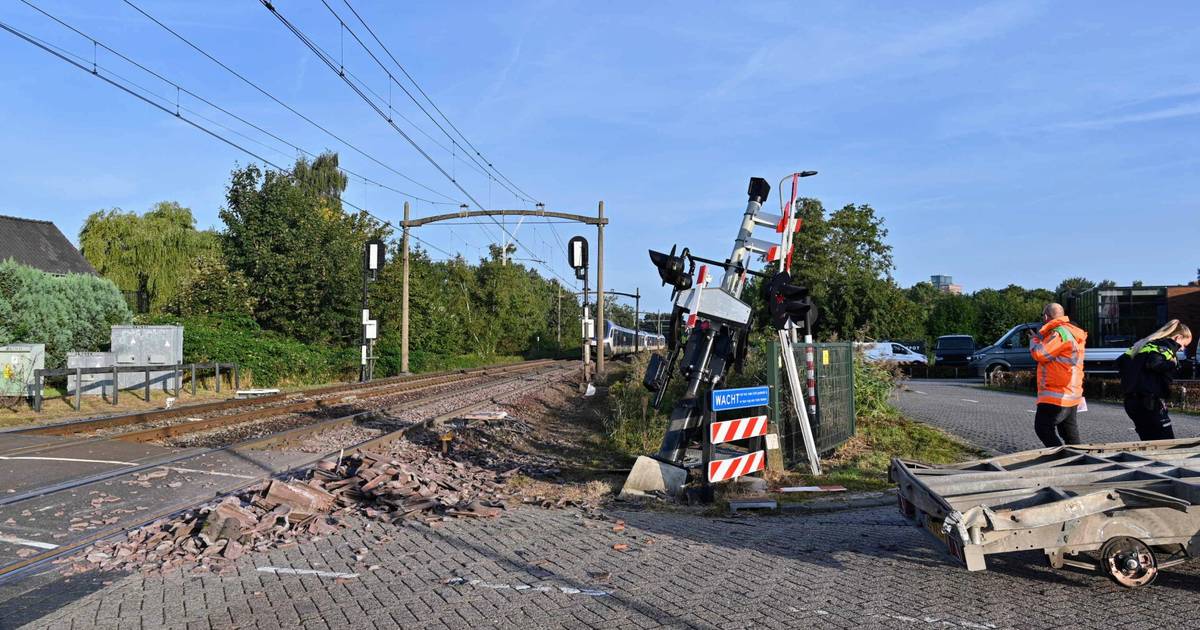 Auto met aanhanger valt stil op spoorwegovergang Prinsenbeek, wordt aangereden door trein.
