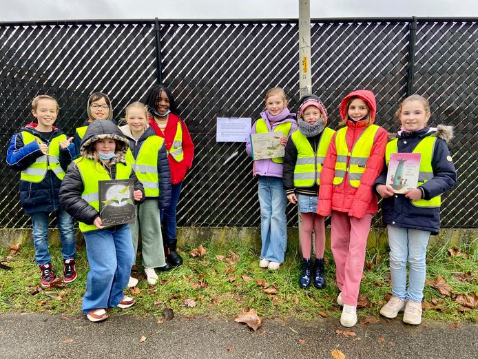 Enkele leerlingen uit het vierde leerjaar aan een van de vele poëziehaltes van de gedichtenwandeling