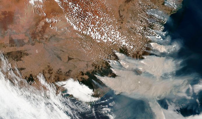 Op satellietbeelden daterend van 4 januari 2020 waren de gigantische rookwolken heel duidelijk te zien.
