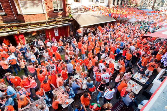 Het Oranjelegioen in Tilburg kijkt massaal naar de WK-wedstrijd Nederland - Spanje (5-1) in 2014.