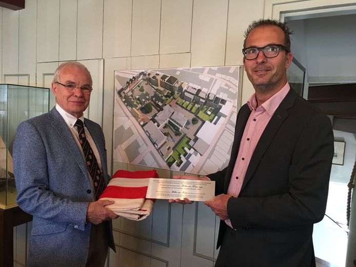 Fraanje-directeur Martijn van Sabben (rechts) ontving donderdag de plaquette uit handen van voorzitter Hans Schinkel van de Stichting Maatschappelijke Belangen.