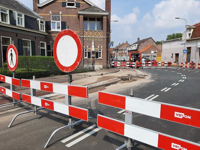 Kruising Kwaadeindstraat Hasseltstraat in Tilburg afgesloten na wateroverlast.
