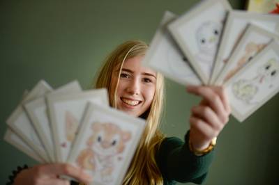 Mirthe (18) uit Denekamp maakt kaarten voor verzorgingstehuis