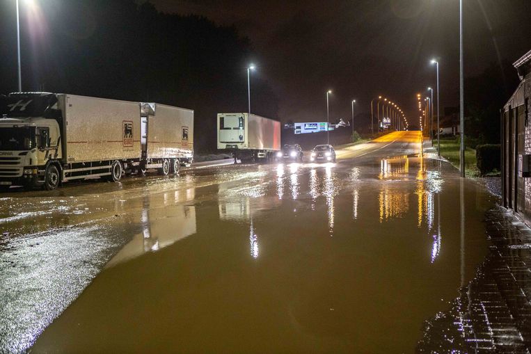 Zomeronweders zorgden de voorbije jaren regelmatig voor de nodige wateroverlast, zoals hier in Roosdaal in juni 2019. Beeld Mozkito