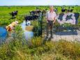 Boer Cees Verhagen uit Stolwijk heeft een bord bij zijn koeien gezet dat ze graag even in het slootje gaan om af te koelen en dus niemand de brandweer hoeft te bellen.