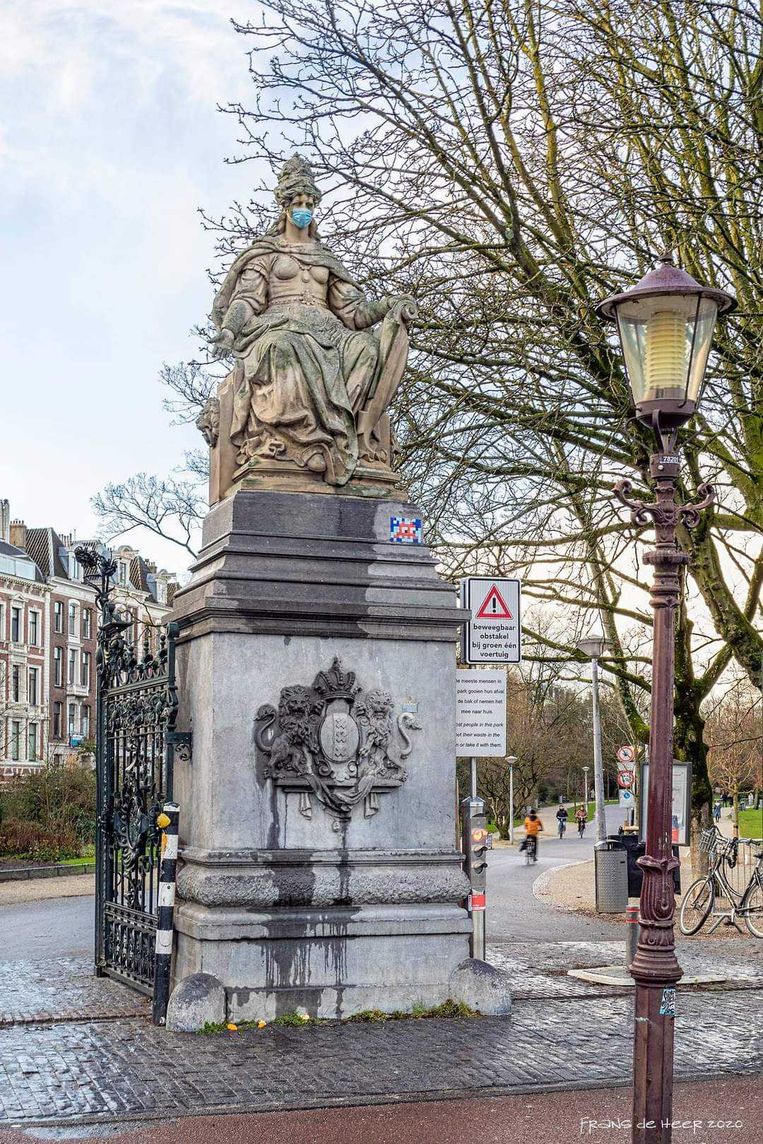 Standbeeld Vondelpark voorzien van mondkapje