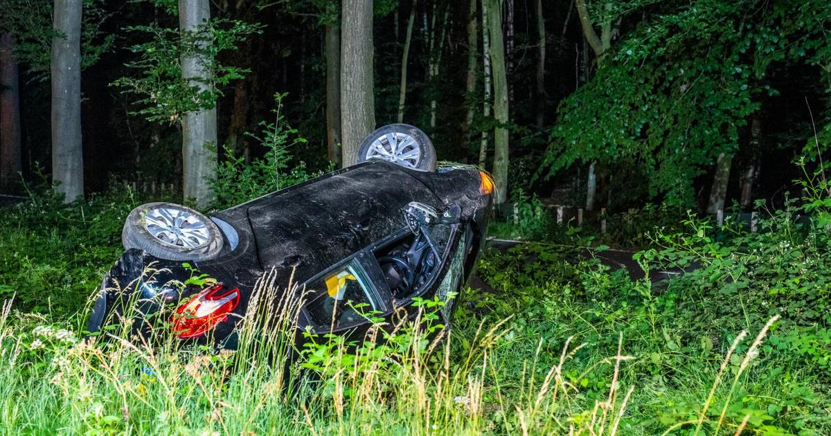 Drie personen gewond bij ongeval in Wintelre, bestuurder gevlucht
