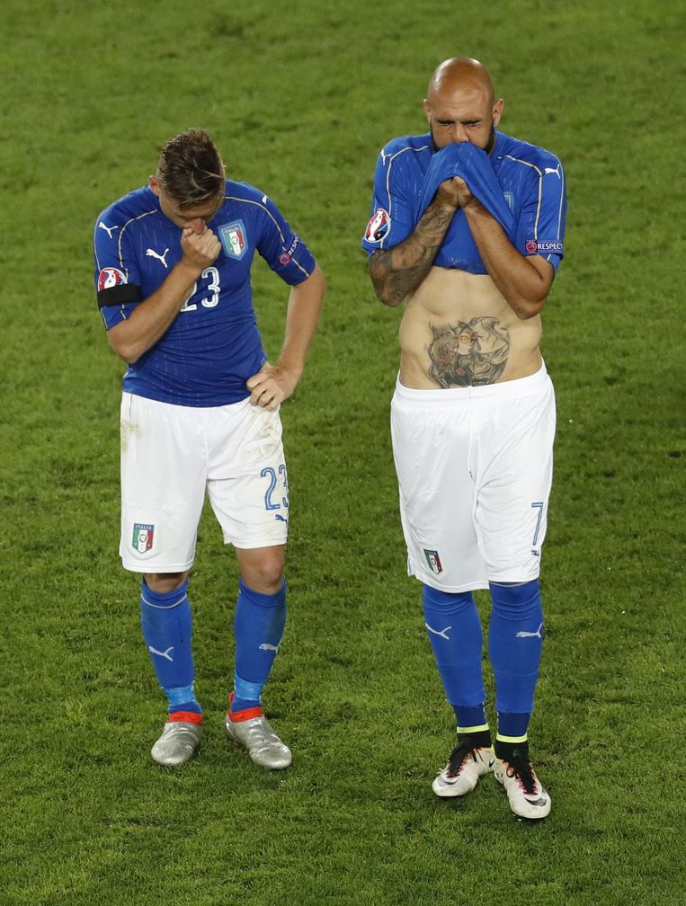 Emanuele Giaccherini en Simone Zaza treuren om de uitschakeling van Italië tegen Duitsland na strafschoppen. Beeld ap