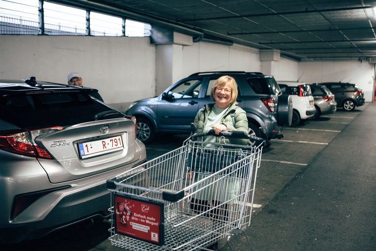 De Luikse Yvette bij Kaufland in Duitsland. ‘We zien het als een uitstapje, en bovendien is hier bijzonder veel keuze.’ Beeld Antone Coene