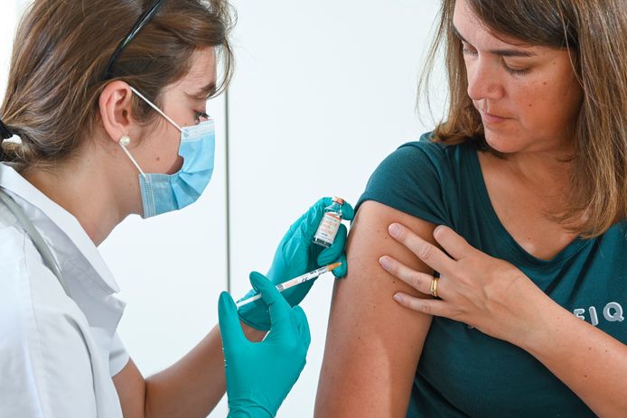 Op 5 januari zouden de eerste Vlamingen gevaccineerd worden. Maar hoeveel procent van de Vlamingen wil zich dan ook laten vaccineren? Het Laatste Nieuws, VTM Nieuws en iVox zochten het uit in een peiling.