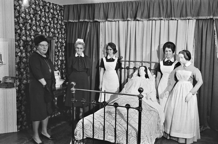1965: Koningin Juliana woont de viering van het honderdjarig bestaan van het Bronovo bij. Hier staat ze bij een kraamkamer 'van 100 jaar geleden’ op een tentoonstelling die ter ere van het lustrum is ingericht. Beeld ANP