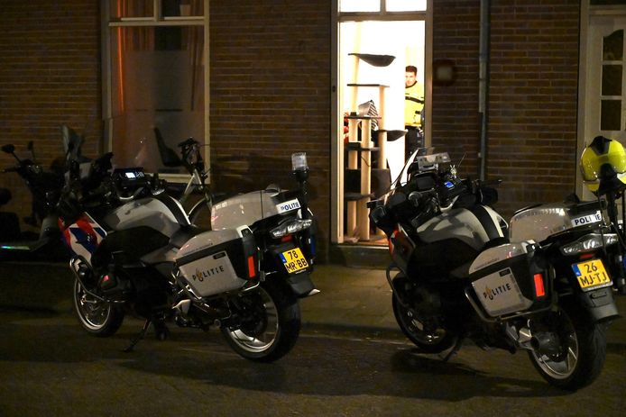 In een woning in de Van Meterenstraat in Breda is een vrouw door een man overvallen.