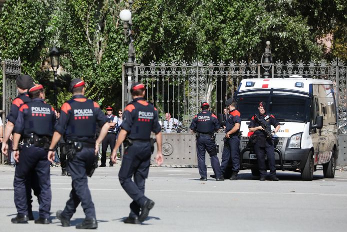 Agenten van de Mossos d'Esquadra (de Catalaanse politie) buiten het parlementsgebouw in Barcelona.