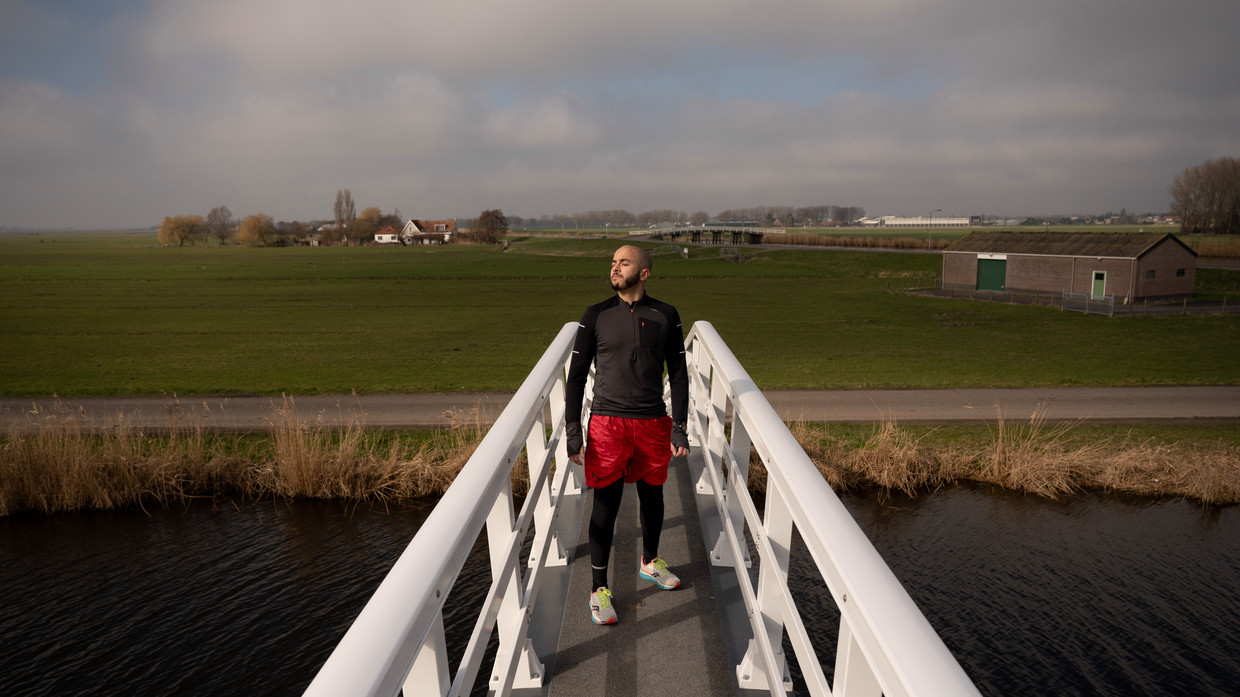 Ilyes Machkor: ‘Als ik na het lopen thuis ben, heb ik mijn religieuze prioriteiten altijd weer op orde’. Beeld Bram Petraeus