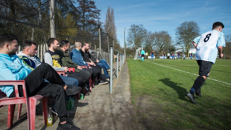 Turkse Amsterdammers kijken naar Ankaraspor tegen Waterwijk Beeld Mats van Soolingen