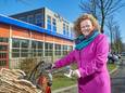 Ilja Arts, met haar rode fiets, stopt als directeur van Het Hooghuis Zuidwest in Oss.